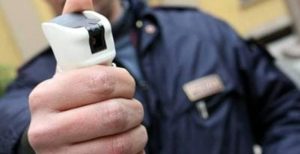 Ubriaco dà in escandescenze e semina il panico in famiglia: polizia lo blocca con lo spray al peperoncino