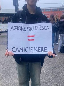 Studente aggredito, photomob: "in difesa delle scuole antifasciste"