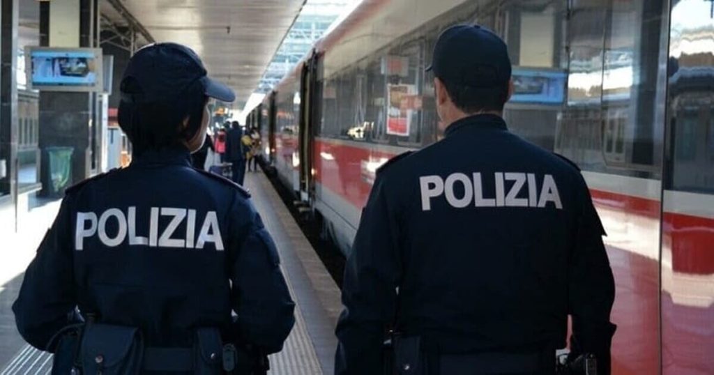 Con le forbici addosso a un passeggero in treno e con il coltello contro un poliziotto