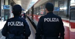 Con le forbici addosso a un passeggero in treno e con il coltello contro un poliziotto