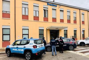 Giovane trovata senza vita in un appartamento, perquisizioni anche a Vicenza