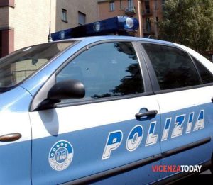 Attimi di paura al bar, minaccia i clienti con un bastone e colpisce un avventore
