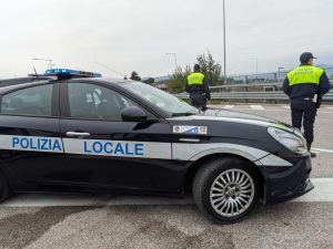 Patenti false e ubriachi alla guida: scattano denunce e multe