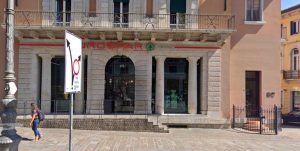 Ruba venti scatole di tonno e aggredisce la sicurezza: rintracciato e denunciato