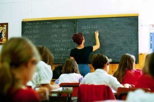 "La scuola elementare sembra diventata una clinica psichiatrica", duro affondo del filosofo Galimberti