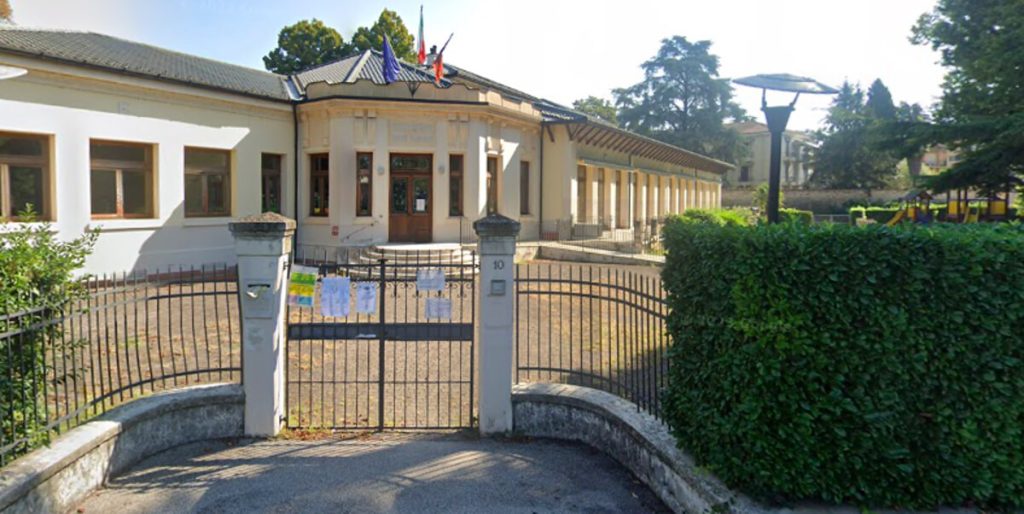 Siringa usata nel cortile della scuola dell’infanzia, due bambine la trovano sotto una siepe: scatta l’allarme