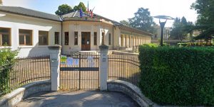 Siringa usata nel cortile della scuola dell’infanzia, due bambine la trovano sotto una siepe: scatta l’allarme