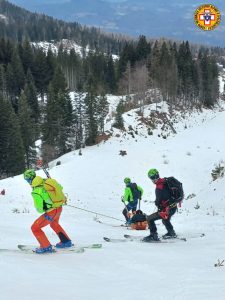 Scialpinista si infortuna sulla neve