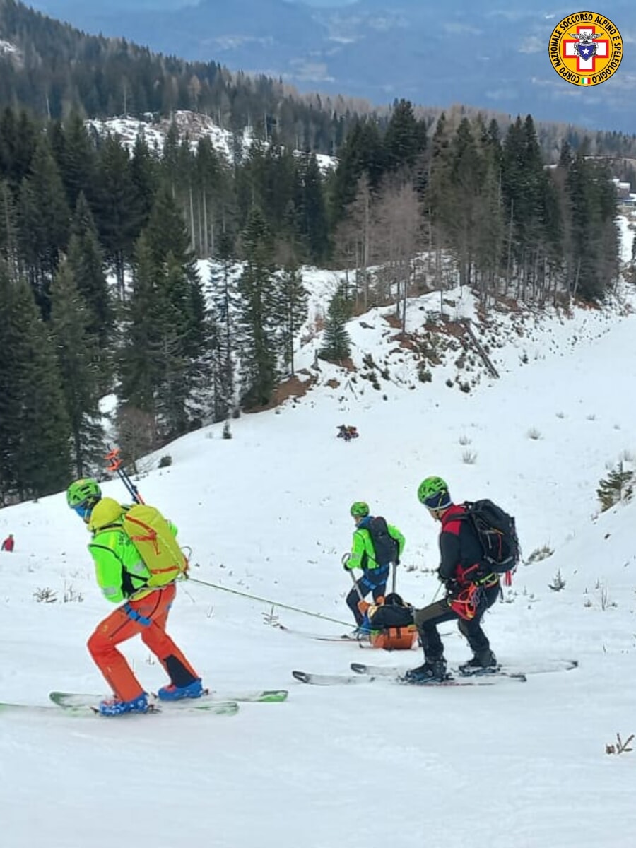 Scialpinista si infortuna sulla neve