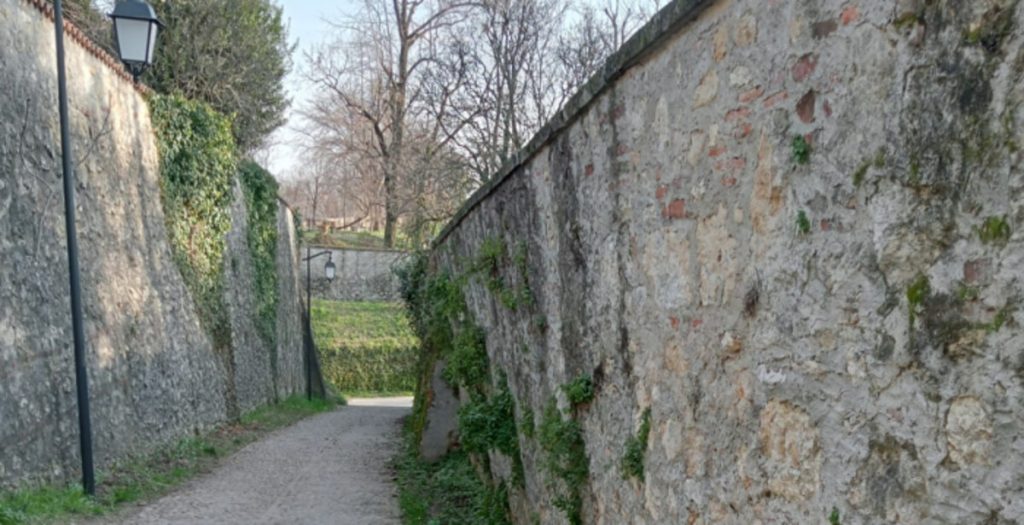Crepe e marcata inclinazione del muro: chiusa stradella Valmarana