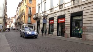 Vicenza, poliziotti ritrovano la borsa di un’anziana: il lieto fine con un caffè