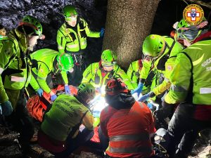 In postazione per la caccia su un albero, cade e sbatte la testa: grave un 83enne