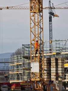 Operai senza stipendio incrociano le braccia e salgono sulla gru, monta la protesta in cantiere