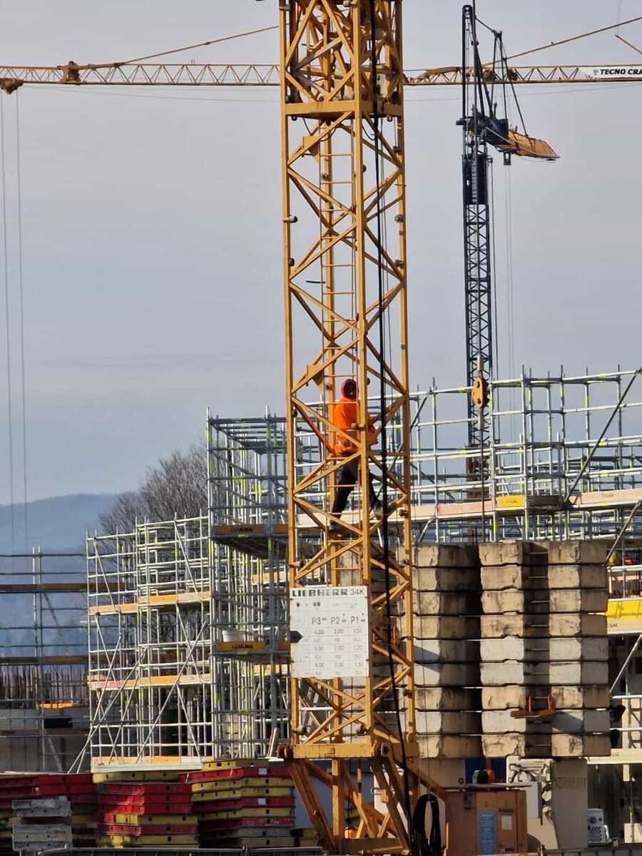 Operai senza stipendio incrociano le braccia e salgono sulla gru, monta la protesta in cantiere