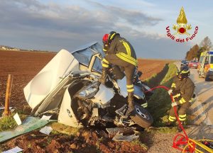 Furgone esce di strada e finisce in un canale di scolo: grave il conducente