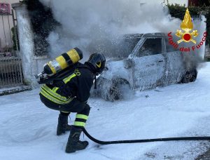 Auto in fiamme, incendio spento dai vigili del fuoco
