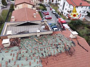 Rogo in due appartamenti mansardati, le fiamme coinvolgono il tetto