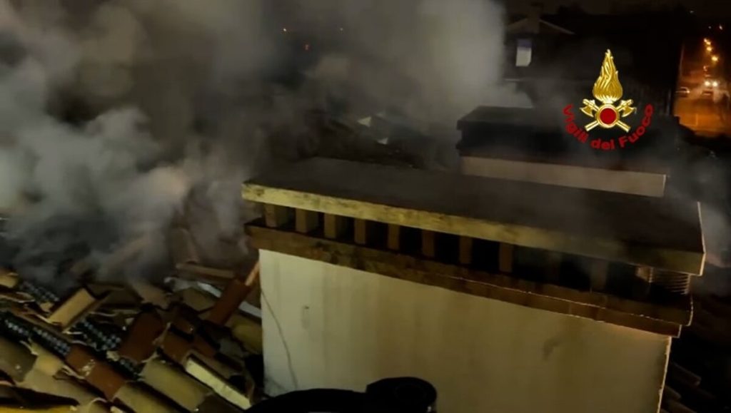 Violento incendio sul tetto del condominio