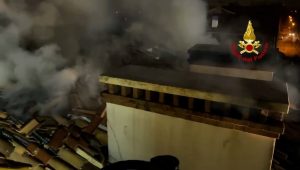 Violento incendio sul tetto del condominio