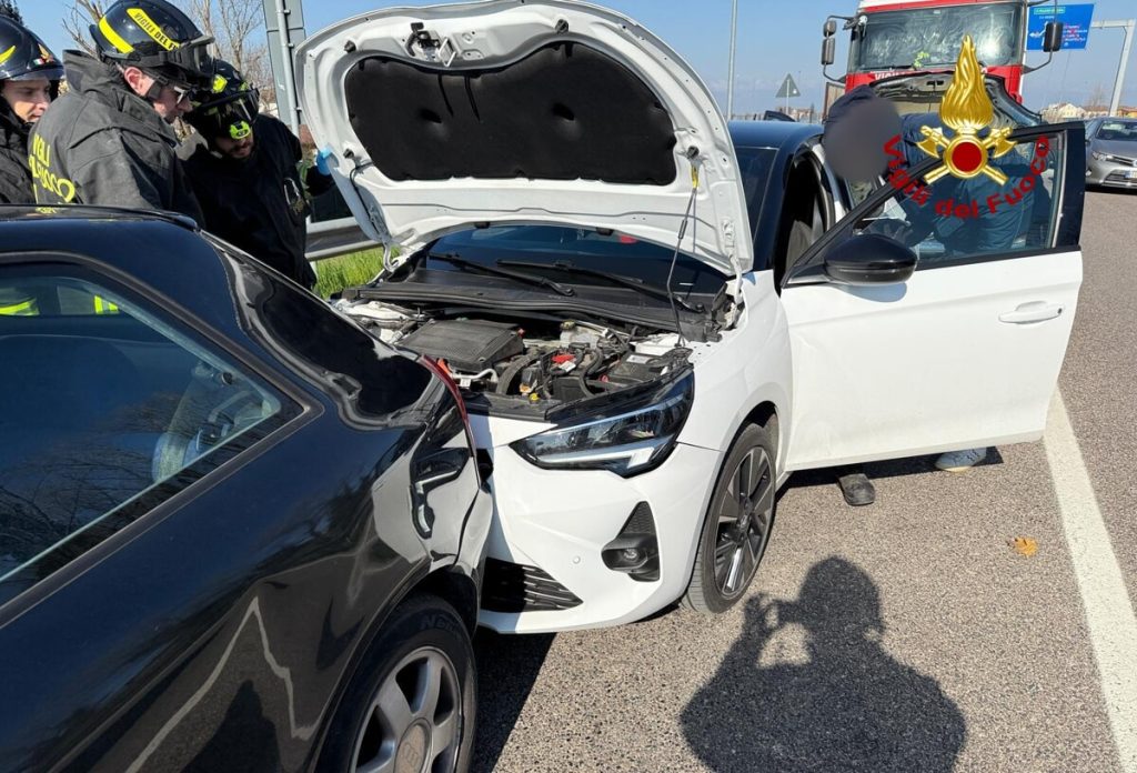 Tamponamento tra quattro auto, ferita una donna