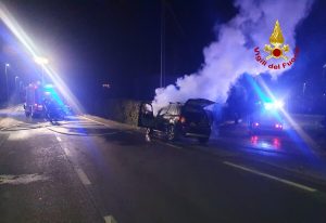 Anomalia all'auto, conducente scende appena in tempo: vettura distrutta dalle fiamme