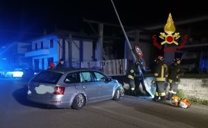 Auto contro un palo: conducente ferito nella notte