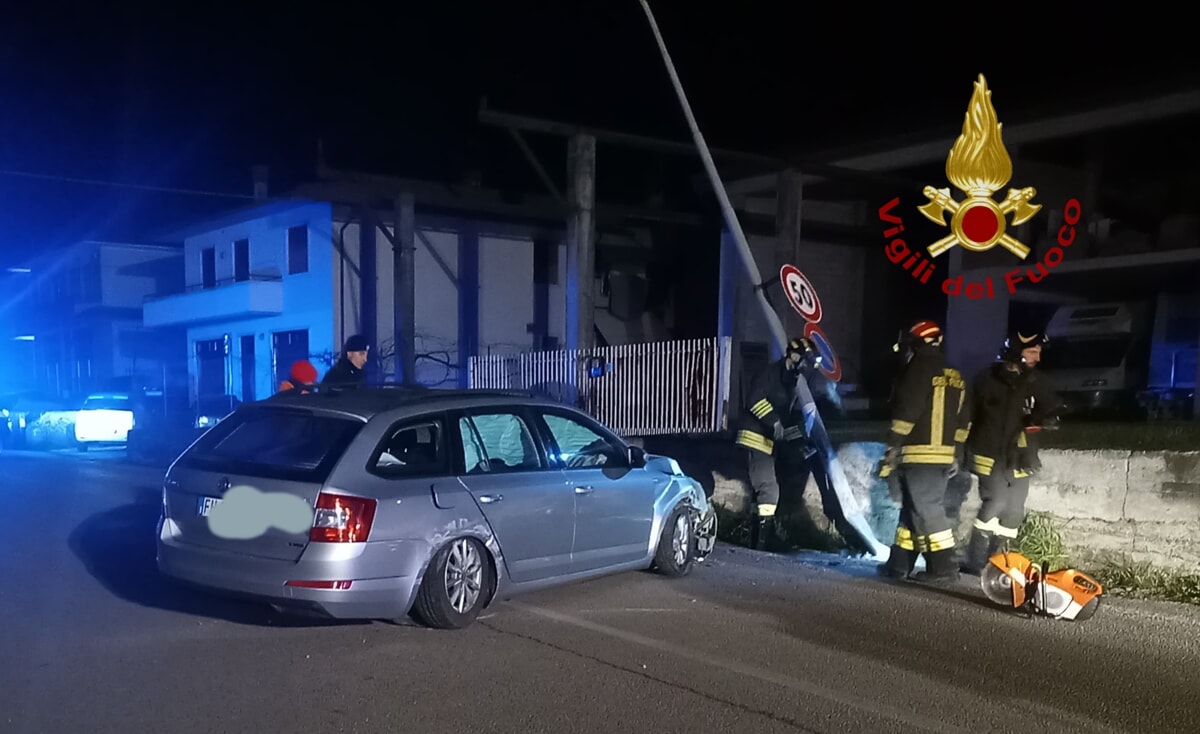 Auto contro un palo: conducente ferito nella notte