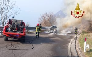 Fuoristrada in fiamme al decimo tornante del Costo, intervento dei vigili del fuoco