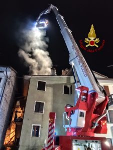 Scoppia l'incendio in abitazione, l'allarme in tarda serata