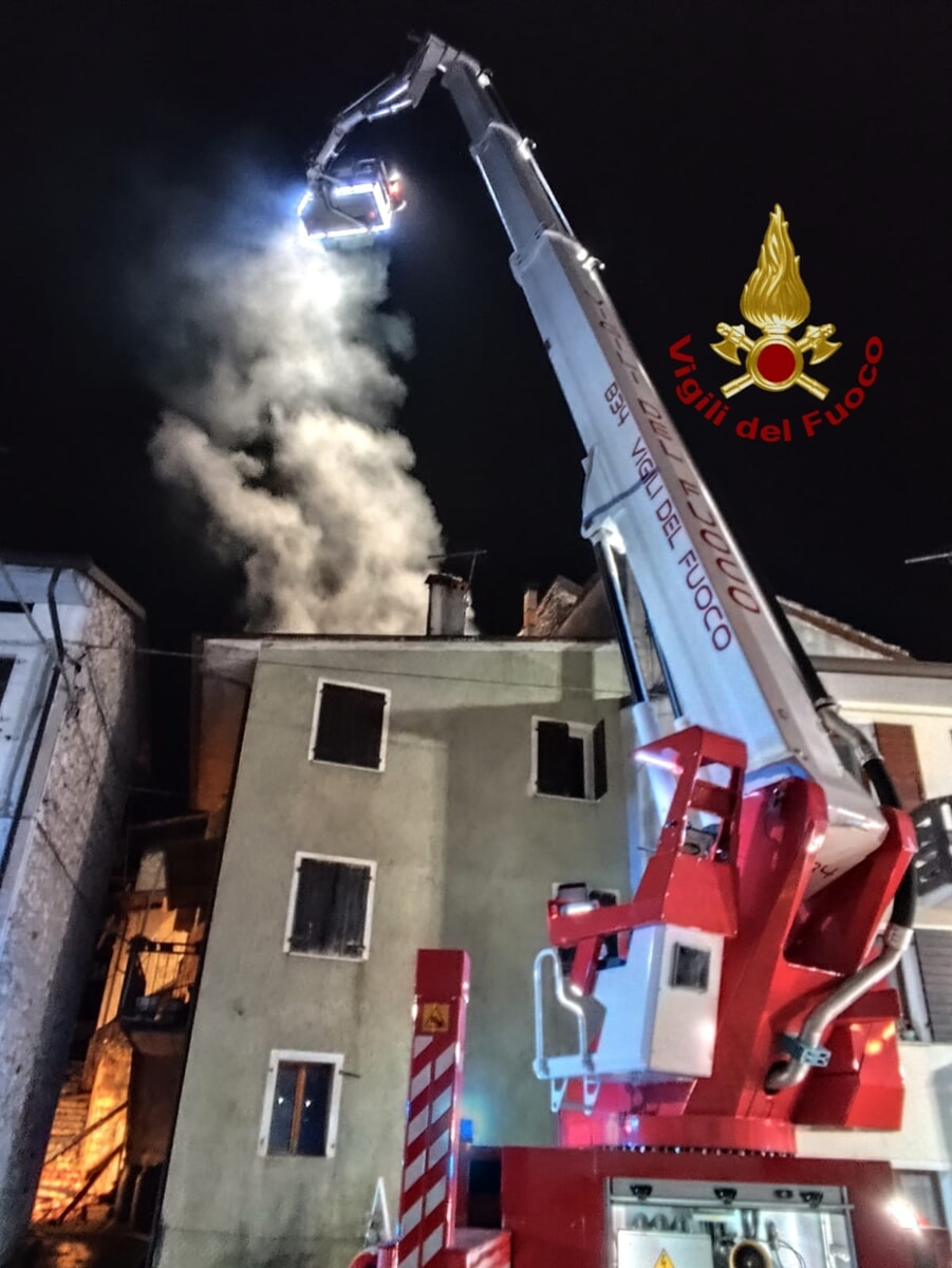 Scoppia l'incendio in abitazione, l'allarme in tarda serata