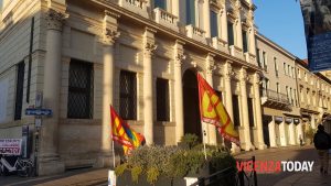 «Sotto un manto di conformismo c'è chi strizza l'occhio al dragone»