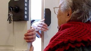 Truffano un'anziana per 20mila euro, coppia sorpresa dai carabinieri