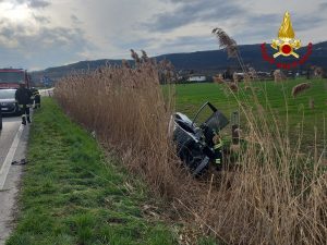 Finisce fuori strada con l'auto, ferita una donna