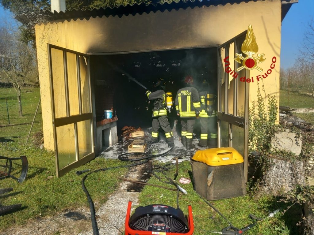 Accende il trattorino in garage e il mezzo esplode